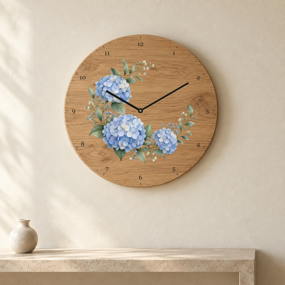 שעון עץ — פריחה כחולה — room — oak-clock-room-v1