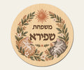 שלט כניסה עגול מעץ — חתולים בשמש — תקריב השלט — door-sign-v1